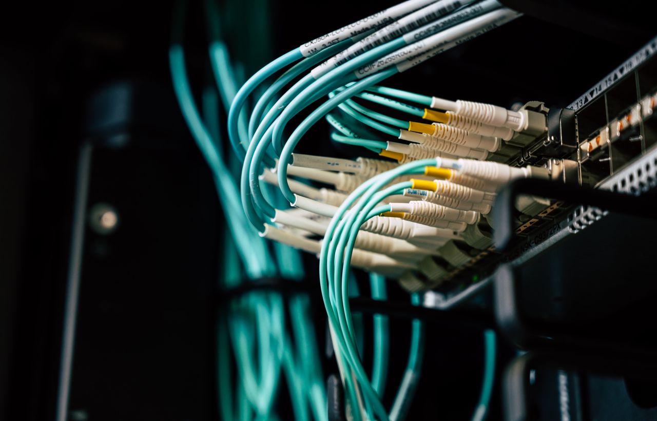 Cable connection. Кроссировка кабеля. Монтаж слаботочных сетей. Провода для слаботочных систем. Оптоволокно кабель для интернета